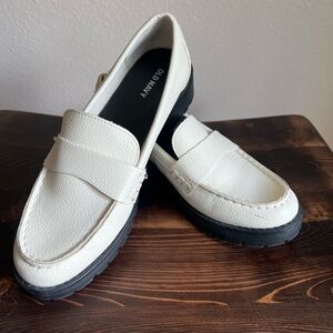 Old Navy Women's White and Black Loafers